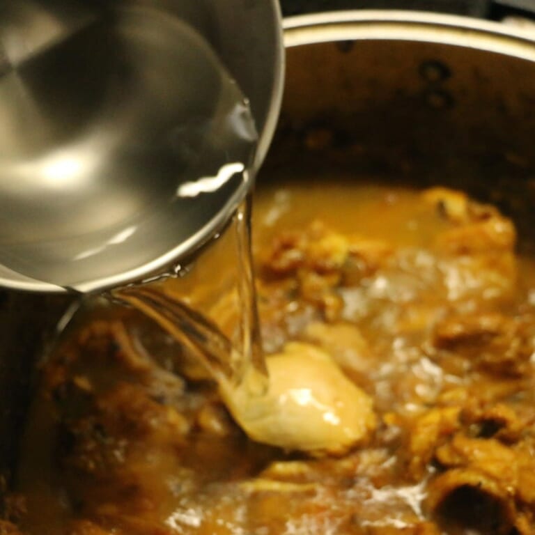 手順 5: 水を足し、鍋にフタをして10分ほど弱火でコトコト煮ます。