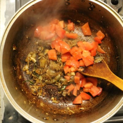 さわやかチキンカレー、トマトを加える