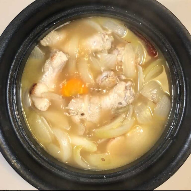 手順 4: 材料がかぶるぐらいの水を加え、肉や野菜が柔らかくなるまで煮込みます。