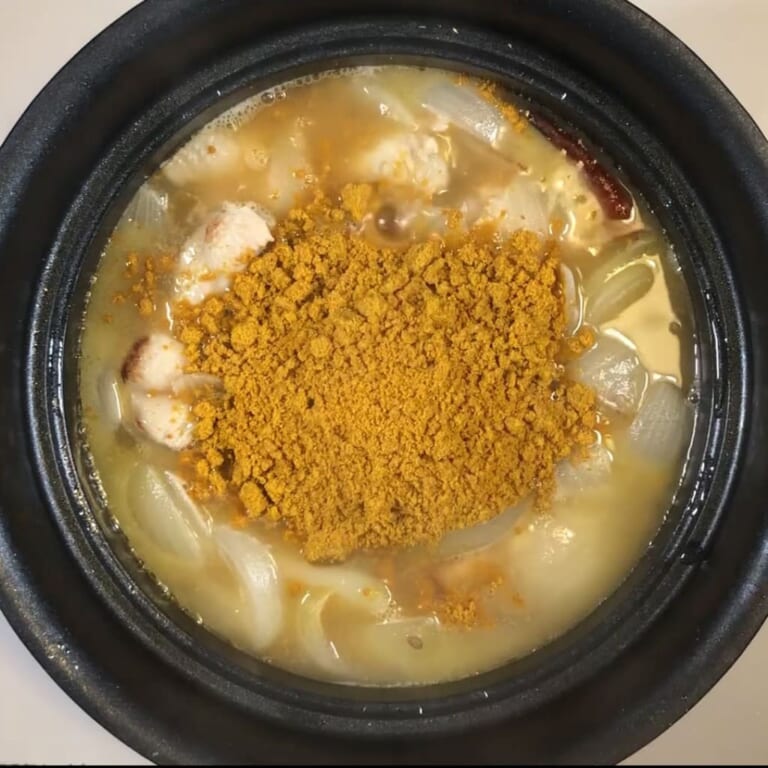 手順 5: カレーフレークを加えて、しっかりと混ぜます。 このカレーフレークには小麦粉がはいっていますので、この段階でインドカレーに