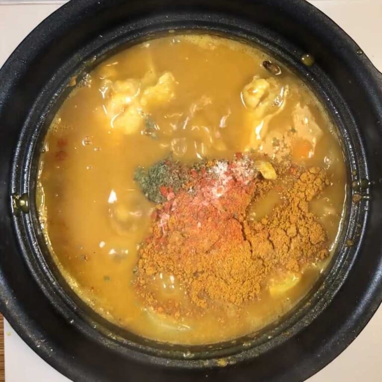 手順 6: カレーフレークが溶けたら、スパイスミックスBを加えます。 またカレーブックには塩が含まれていないので、味見をしながら塩も