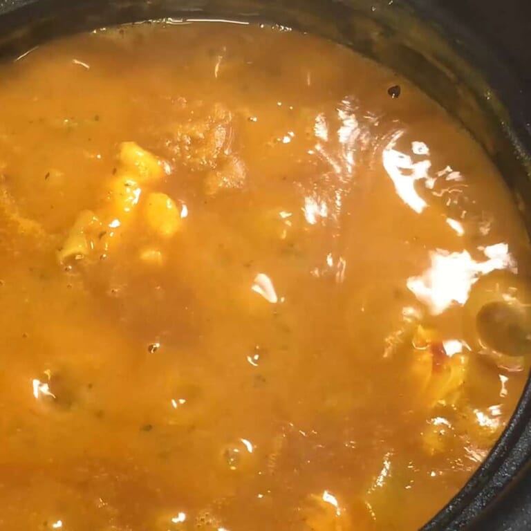 手順 7: よく混ぜたら蓋をして、味が馴染むまで2〜3分ほど煮込みます。