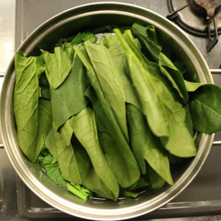 手順 1: 鍋にたっぷりの水(分量外)を沸かし、ホウレンソウをゆでます。