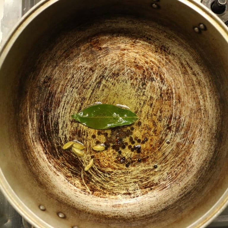 手順 4: 温めたフライパンに油を熱し、スパイスCを加えます。
