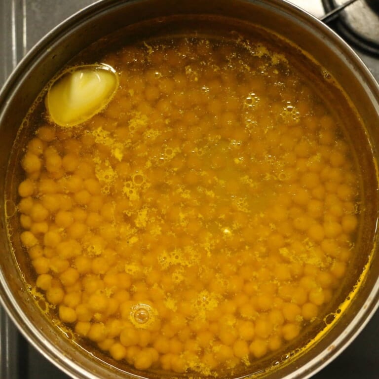 手順 2: たっぷりの水とスパイスCの材料を入れて約40分煮ます。