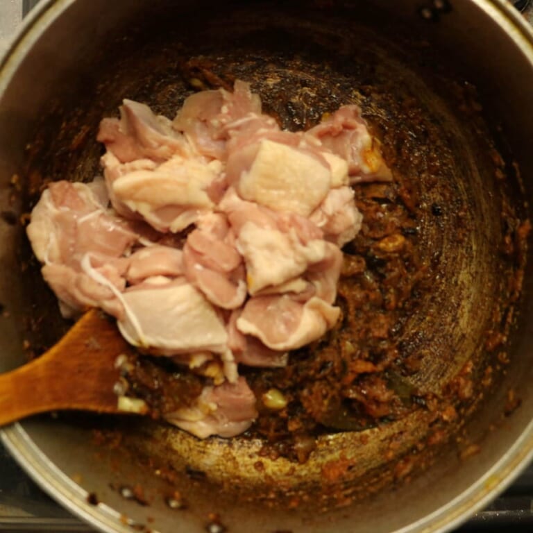 手順 8: 鶏もも肉を入れ、火が通ったら水(約100ml)を足します。