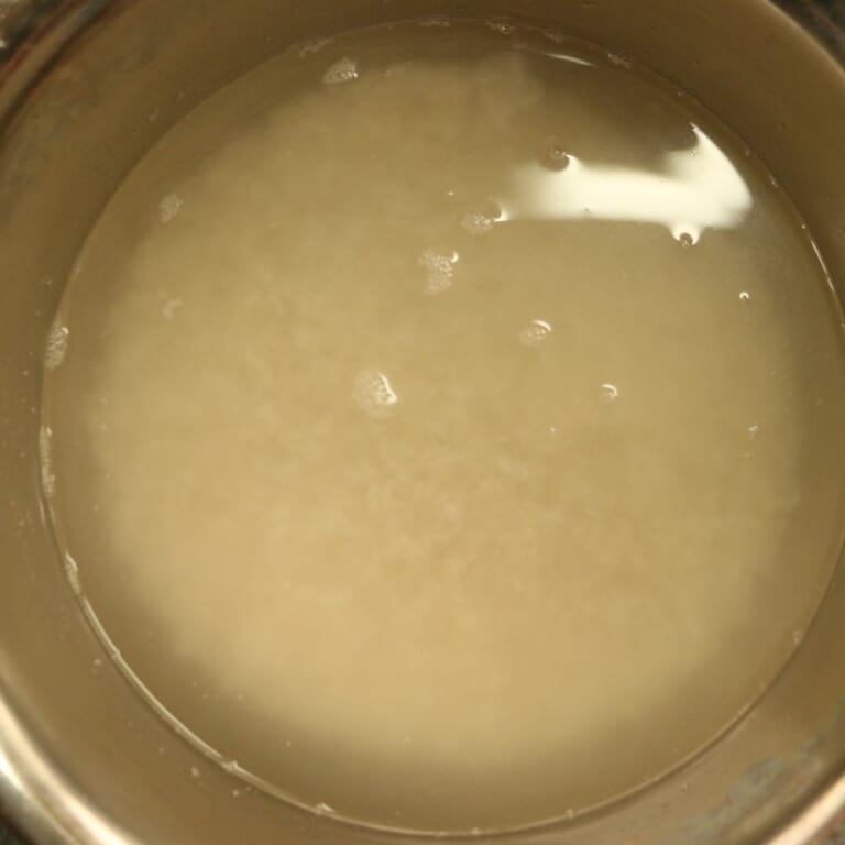 手順 1: バスマティライスを軽く洗って、30分水につけておきます。