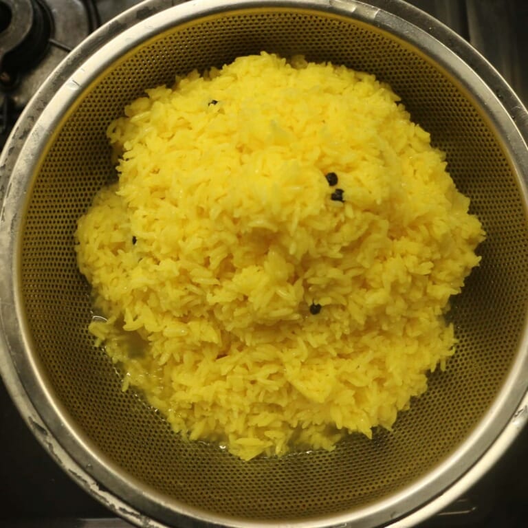 手順 3: 約10分たったら、ざるにあげます。そのままの状態で、お米の表面の水分が徐々に飛ぶまで数分待ちます。