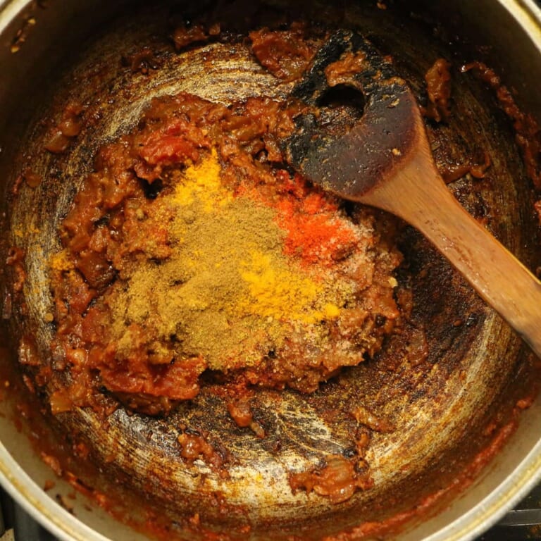 手順 6: よく混ざったら、スパイスBを加え、かき混ぜるように炒めます。ここで味が決まるので、焦がさないようにヘラを動かしても水分が
