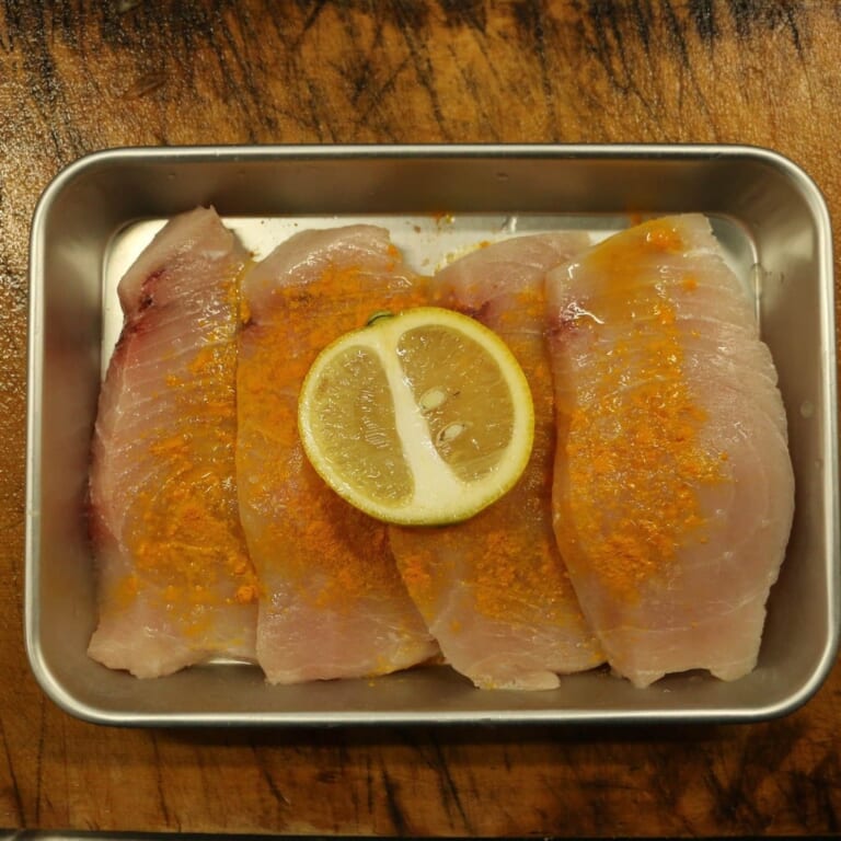手順 1: カジキマグロにスパイスCとレモン果汁をかけつけ置きしておきます。
