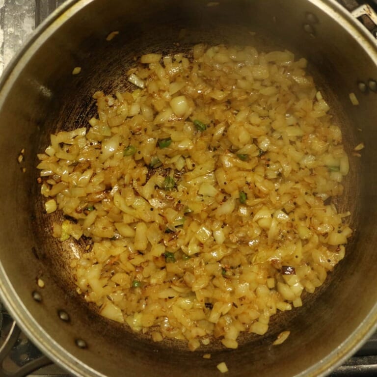 手順 2: 温めたフライパンで油を熱し、スパイスAを加える。パチパチという音がしてきたら、玉ねぎを加えて強火で炒めます。 辛さ好きな