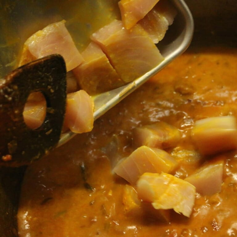 手順 6: 一煮立ちさせたら、カジキマグロを加えます。(15分程度経っているはずです)