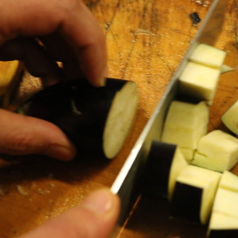 手順 1: 茄子を１ｃｍ程度の大きさに角切りにします。 にんにくと生姜はすり下ろし、レモンは絞っておきましょう。