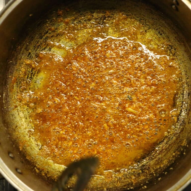 手順 4: 水を加え、煮立てます。