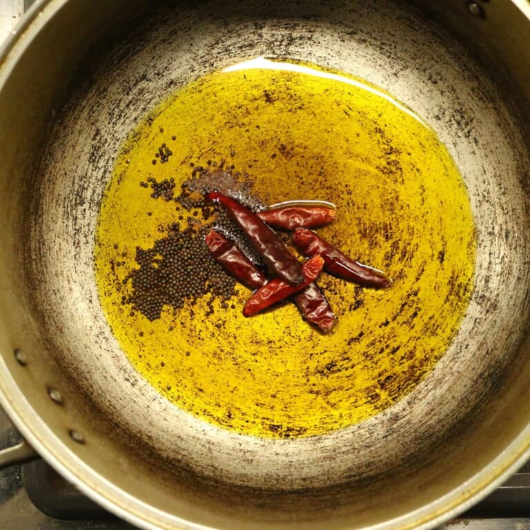 手順 2: フライパンに油を熱して、スパイスAを入れましょう。 大きなスパイスから順番に入れると、均等に香りが出ます。