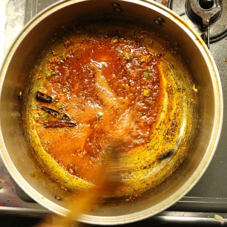 手順 4: 鍋のある程度温度が下がったら、スパイスBと塩を加える。 火を消したまま混ぜる。