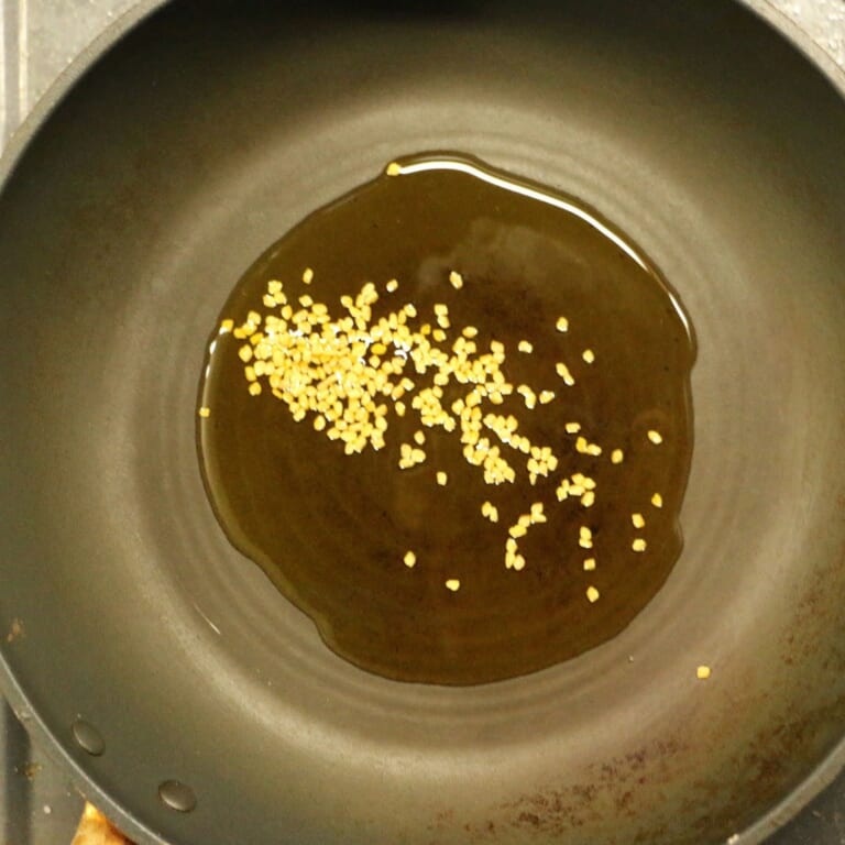 手順 1: 温めたフライパンに油を熱しフェネグリークを入れます。