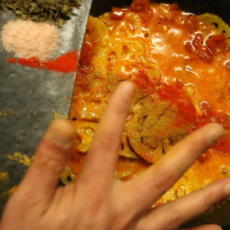 手順 4: レンコンに火が通り、全体がなじんだらその他のスパイスB、塩を加え炒めます。