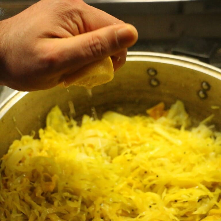 手順 5: レモン1切れの果汁を絞って一混ぜし、味が足らなければ塩少々で味を整えます。