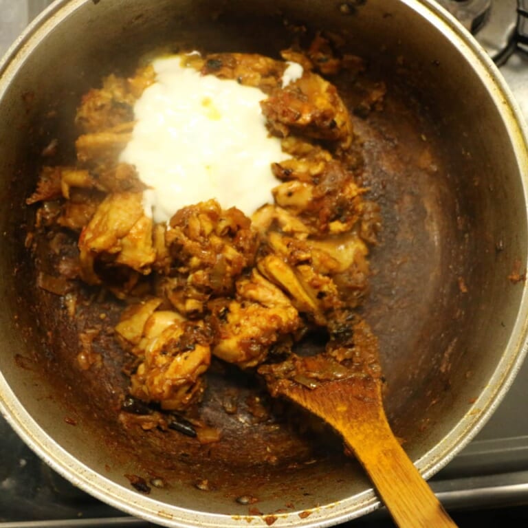 手順 4: 鶏もも肉を加え、肉の表面の色が変わったら、プレーンヨーグルトを加えます。
