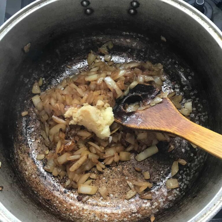 手順 1: 温めたフライパンに油を入れ強火で玉ねぎを炒める。飴色になったらにんにく、生姜を加え香り落ち着くまで炒める。