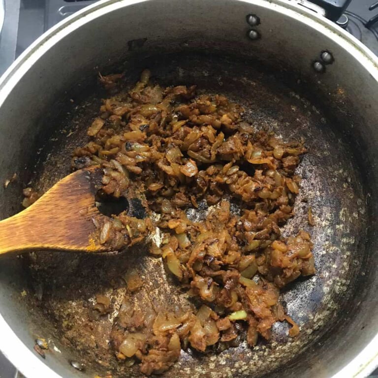手順 2: 火を弱火に替えベッサン粉とカレー粉を加えて、全体的にねっとりするまで炒めます。