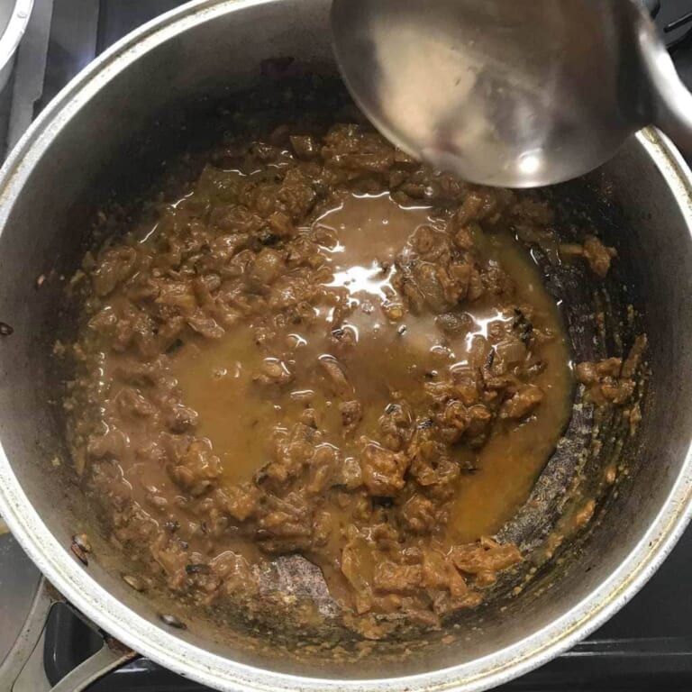 手順 3: すこしづつ水を加えながら炒めていく。（スープ状にならないように気をつけながら）