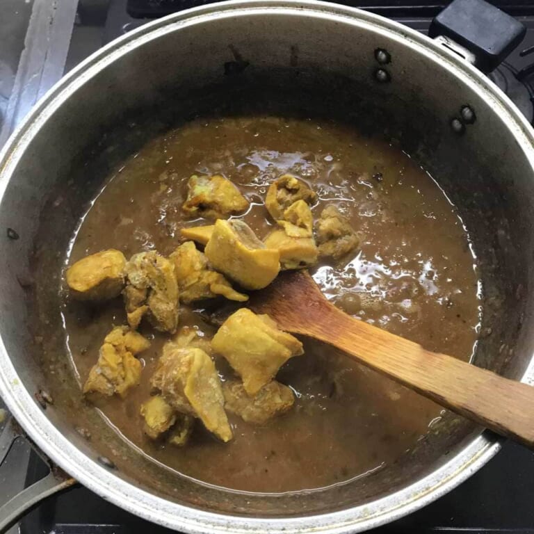手順 5: 肉を加え15分弱火で煮込む。油が浮いてきたら完成です！