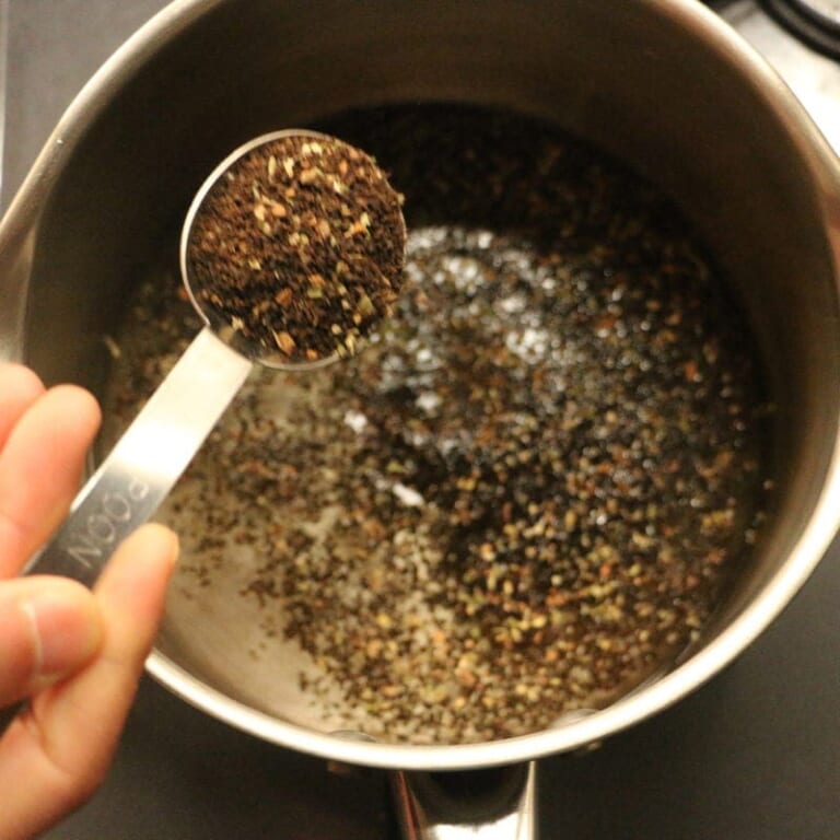 手順 1: 深さのある鍋に、水とマサラチャイを入れて中火にかける。