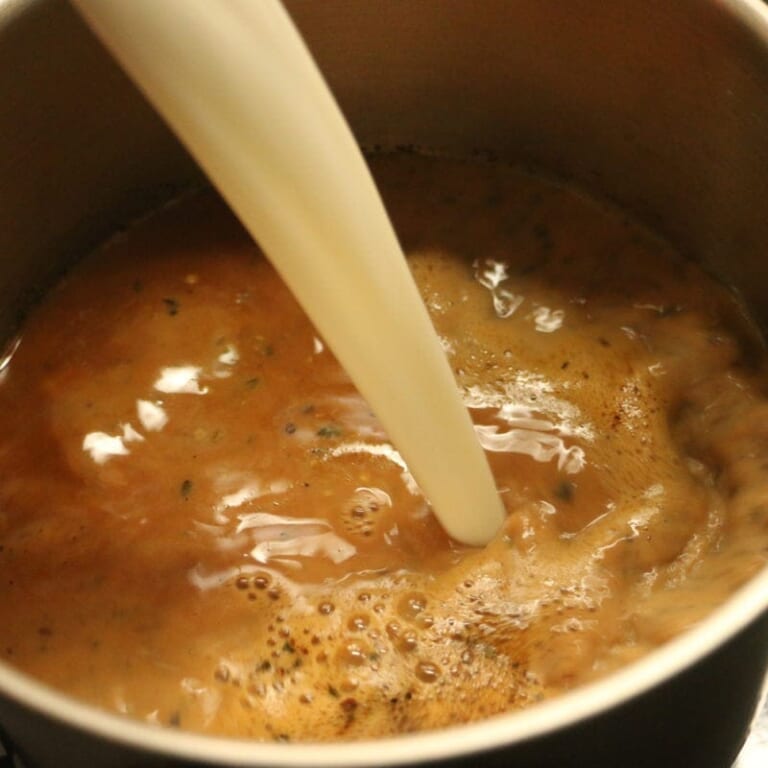 手順 2: スパイスの香りが広がってきたら、牛乳と砂糖を加えて煮込む。