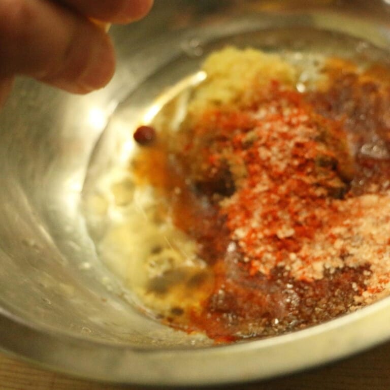手順 1: スパイスB以外の全ての材料（サラダ油、にんにく、生姜、ガラムマサラ、レッドホットミックス、ブラックペッパー、塩）を混ぜま