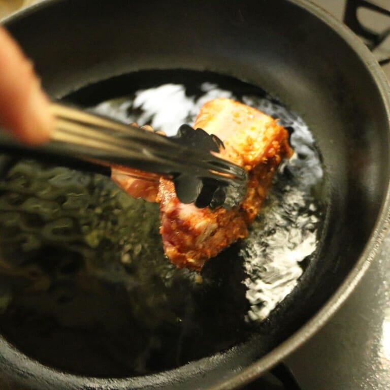 手順 4: 脂身の部分から3~5分焼きます。