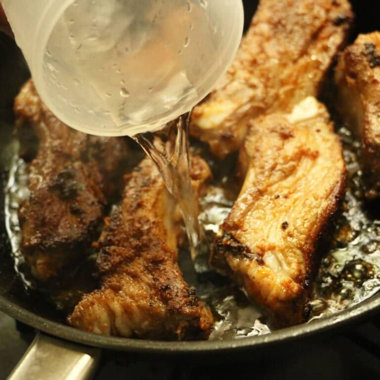 手順 6: 水を入れ、フライパンに蓋をして5分弱火で焼けば完成です。試しに切ったり串を通してみたりして、中心まで火が通っているか確認