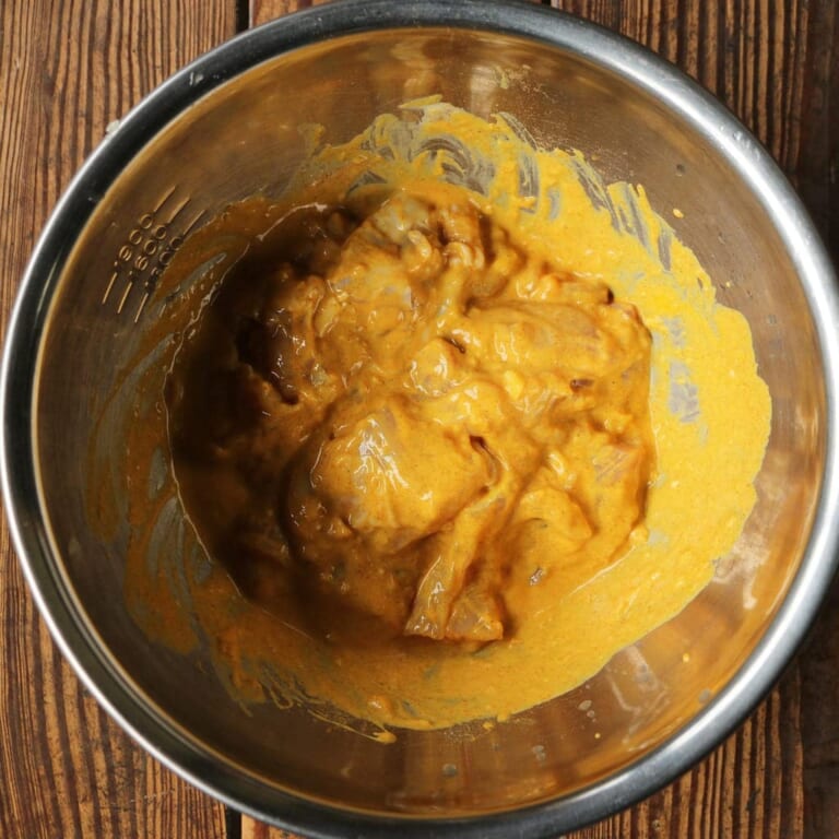手順 1: 鶏もも肉、ヨーグルト、おろしにんにく、おろし生姜レモン果汁、スパイスA、塩を混ぜ合わせ、冷蔵庫に約3時間〜1晩おいておく