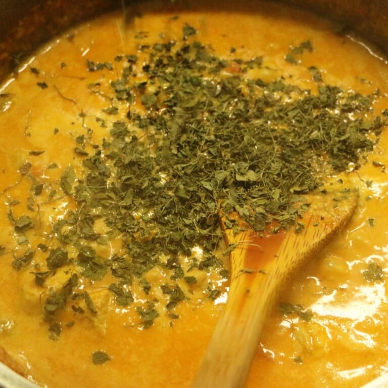 手順 9: 一煮立ちさせたら生クリームとカスーリメティを加え、軽く混ぜる。
