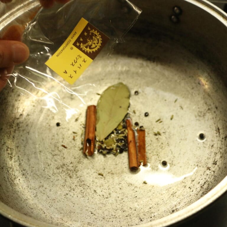 手順 1: フライパンに油、スパイスミックスAを入れる。