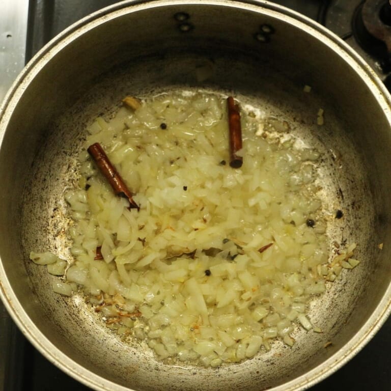 手順 2: みじん切りにした玉ねぎを強火で炒める。