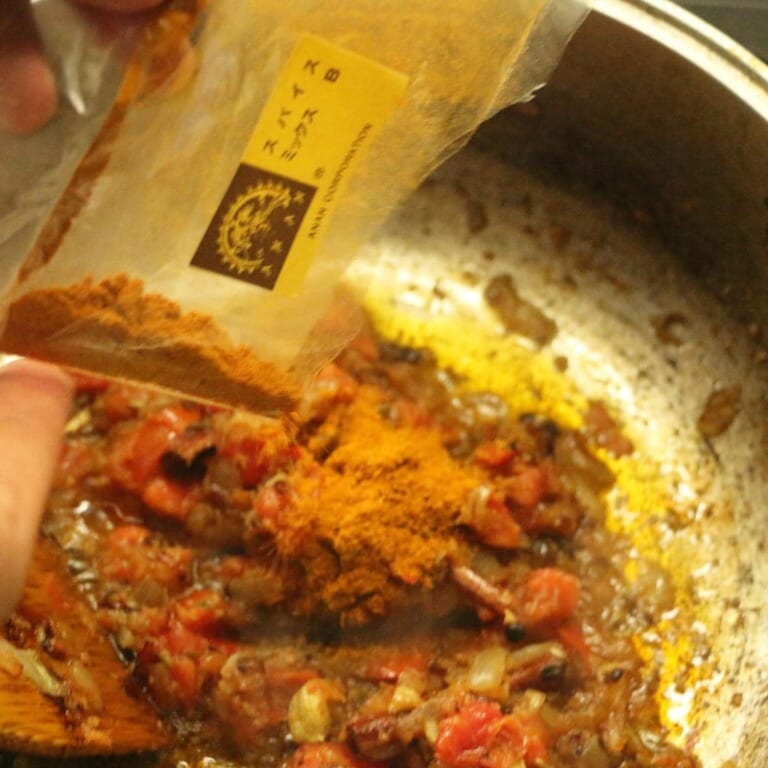 手順 4: 水分がとんだらスパイスミックスBを加える。