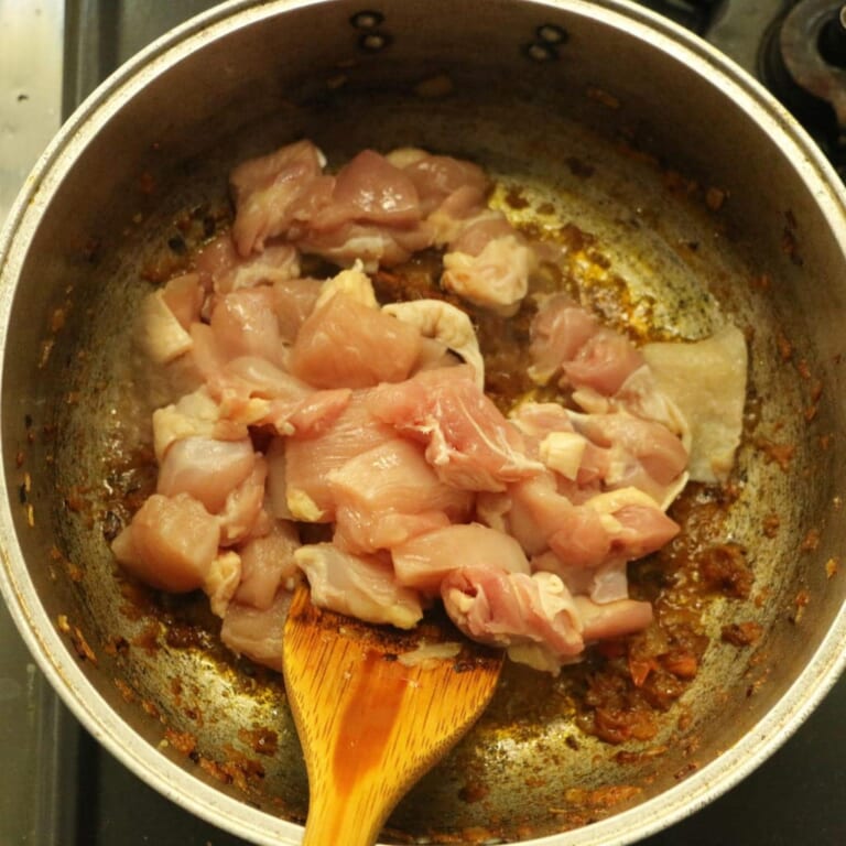 手順 5: 具材を入れて煮ます。