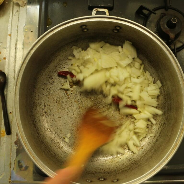 手順 2: フェンネルは焦げやすいのですぐに、玉ねぎを加えます。いつものカレーのように濃いあめ色まで炒めなくて良いです。