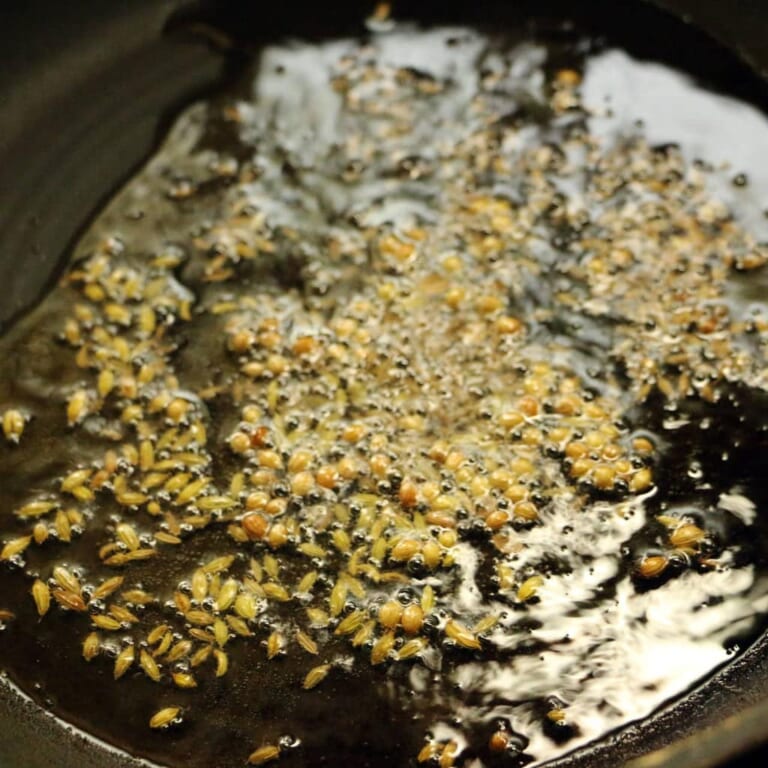 手順 4: スパイスAを油で低温からじっくりいためます。焦げやすいスパイスなので、火加減には気をつけてください。