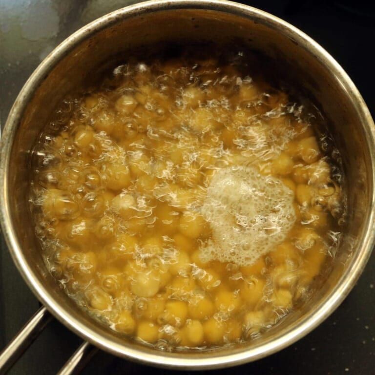 手順 2: チャナを15分ぐらい茹でる。