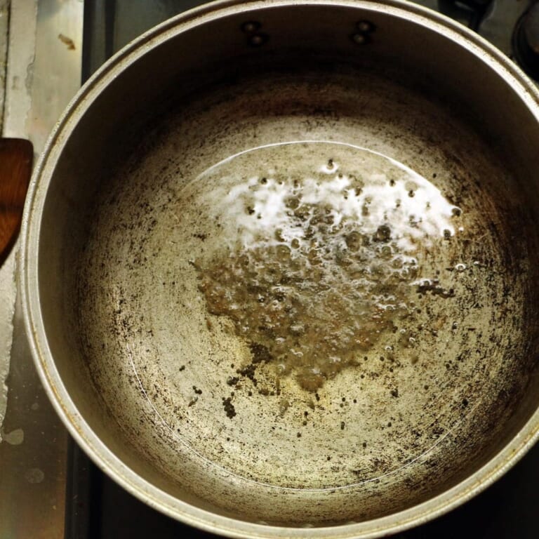 手順 3: 鍋に油を入強火にかけスパイスCを炒めます。クミン(ホール)は焦げやすいのでマスタードシードから加えます。