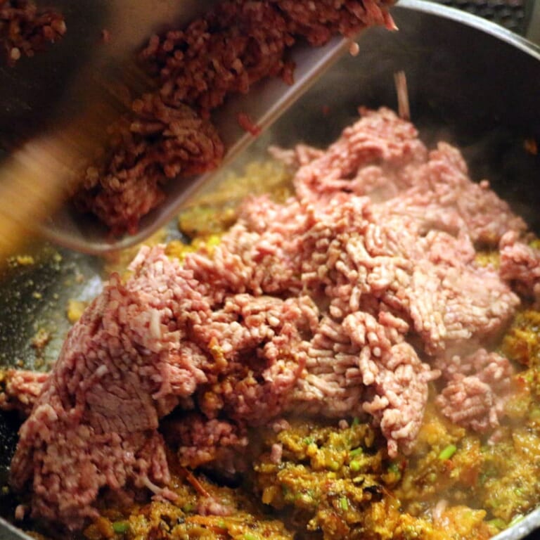 手順 6: さらにひき肉を加え炒めます。