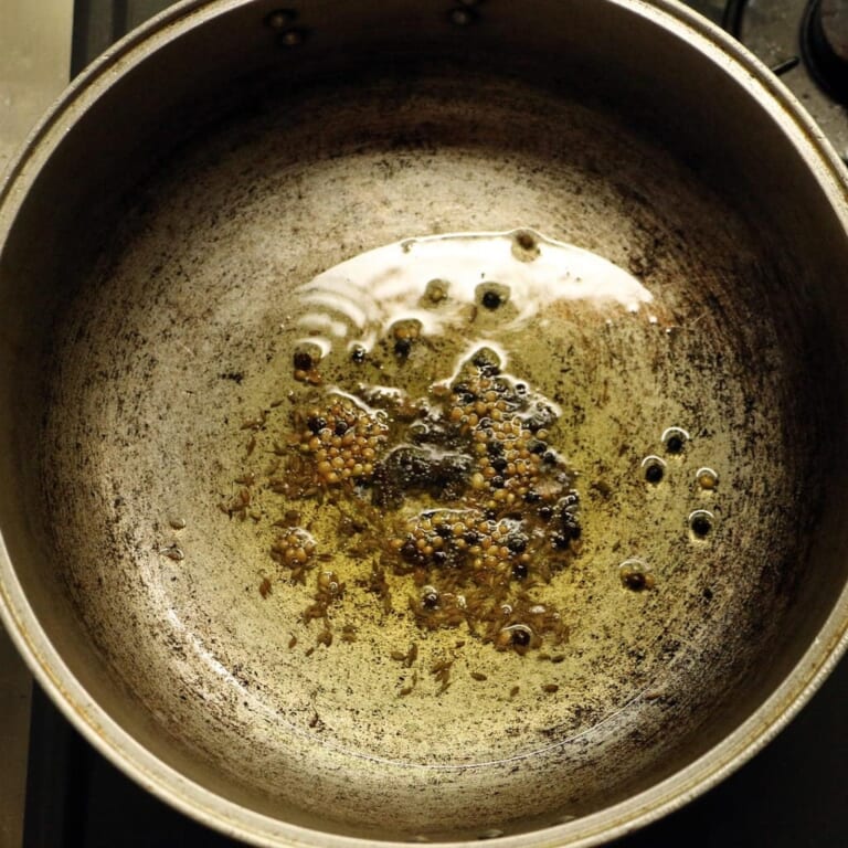 手順 1: ひよこ豆は3時間以上(一晩くらい)水に浸しておき。大さじ1の塩、少々のターメリックと油を加えてたっぷりの水とともに約40