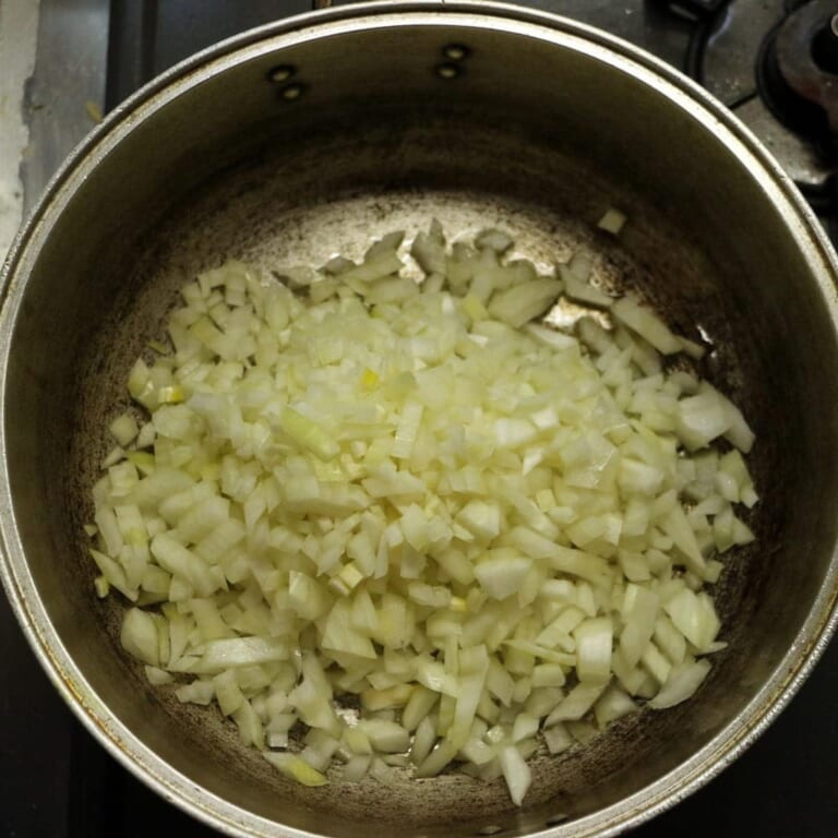 手順 1: 温めたフライパンでサラダ油を熱し、スパイスAを炒めます。 パチパチと音がしてきたら玉ねぎを加え炒めます。