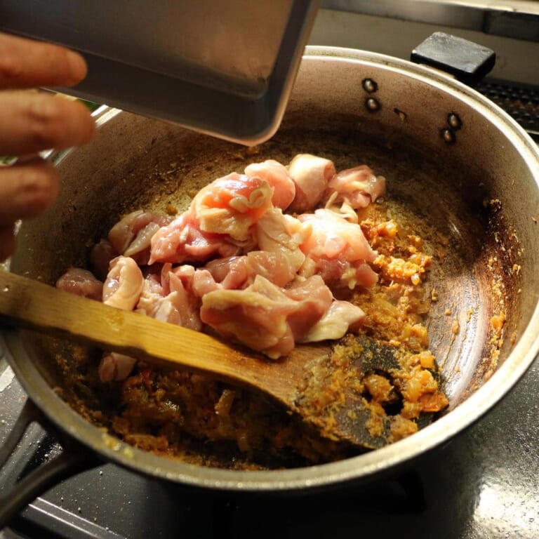 手順 5: とり肉を加え炒めます。