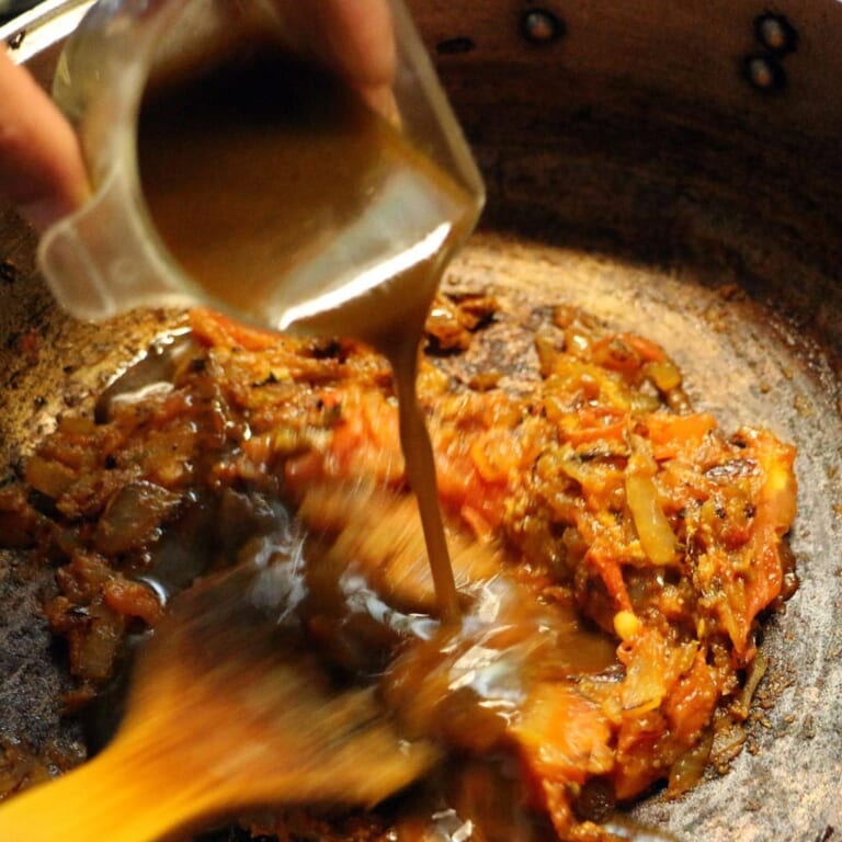 手順 5: スパイスAがよく合わさったら、カレーだしで少しずつ伸ばします。