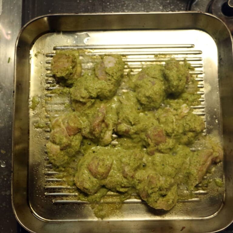 手順 3: 230度に温めたオーブンで30分焼く。もしくはフライパンに油をひいて焼いてもOKです。