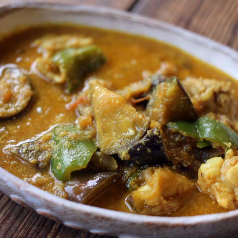 夏野菜たっぷりのチキンカレーのレシピ|本格スパイスの南インド